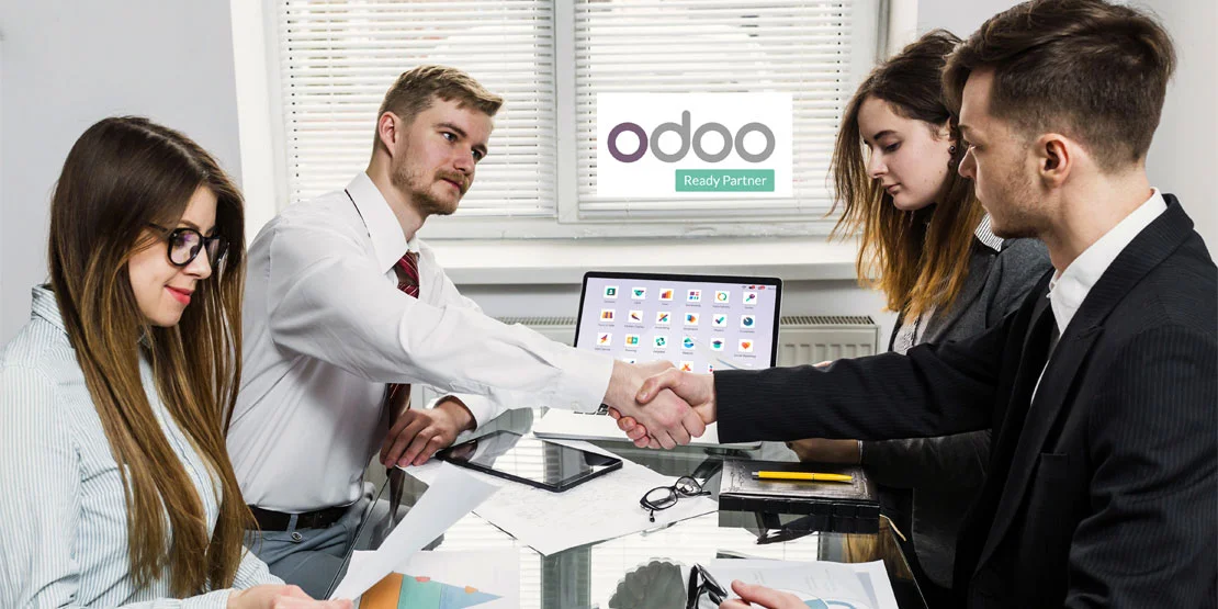personas dándose la mano en sala con logo de odoo