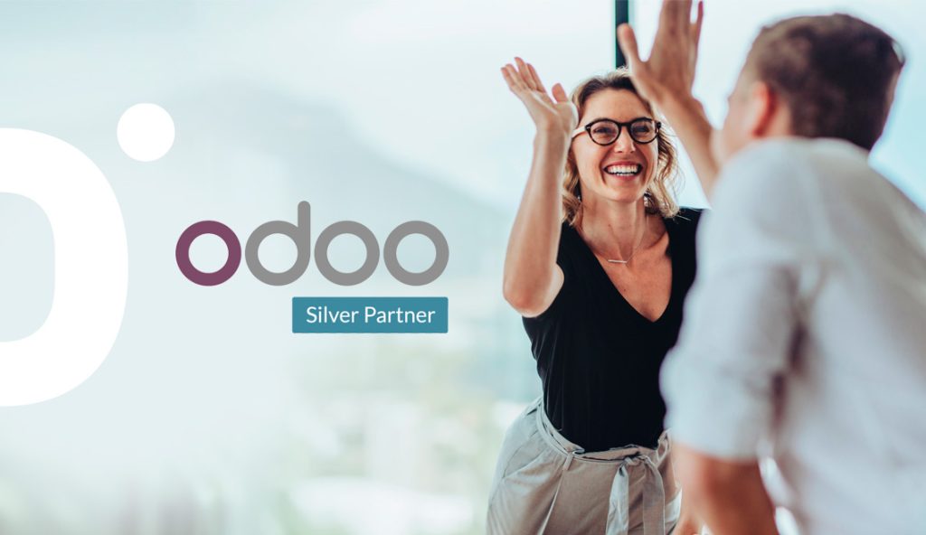 gente festejando con logo de odoo