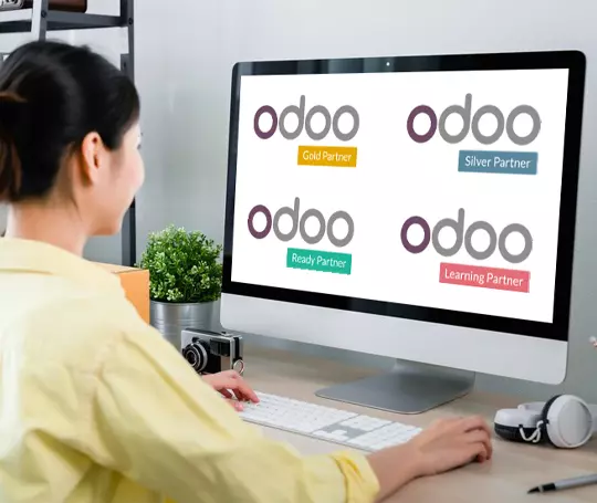 mujer viendo logos de odoo en monitor