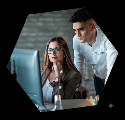 hombre y mujer frente a pc